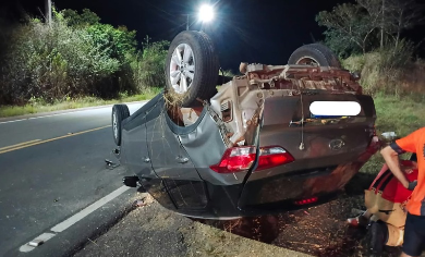 Carro com quatro pessoas capota em N. Sra. das Dores